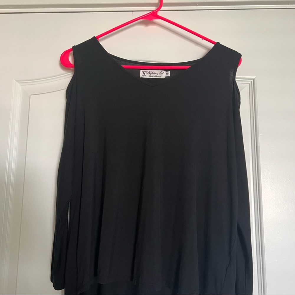 Fighting eel cold shoulder top Medium